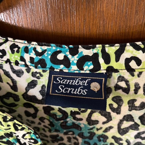 Sanibal Scrubs 3X scrub top. - Picture 3 of 5